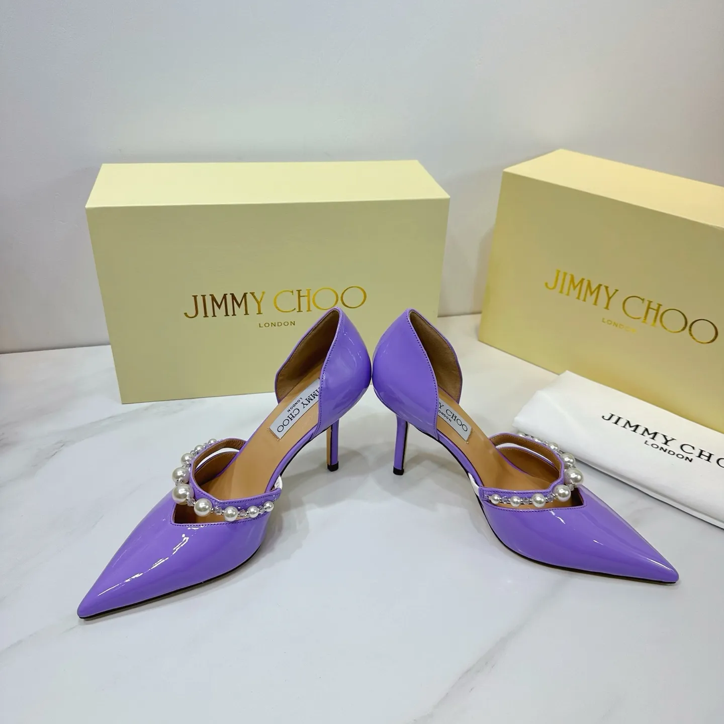 👟👟Ex-factory price 620👟👟 JIMMY CHOO (Jimmy CHOO) 💝💝💝 is a very comprehensive noble fashion lifestyle brand, with a series of women's high-heeled, medium-heeled, flat-heeled sandals with the same straps from major fashion bloggers and celebrities in Hong Kong and the United States.  The Australian pointed toe, round toe and square toe series are simply beautiful. Fall in love with elegance and playful sense of the future. Just by looking at them, you want to own them immediately, but you can really think about a pair of exquisite high heels~~~~~~~~~~~~~~~~~ 💝This series is specially designed for extraordinary and indifferent ladies, thus creating a unique overall effect, Jimmy Choo Design products that inspire women to move forward and show their charm💝💝💝 1⃣️Material: Imported patent leather 2⃣️Inner: Imported Italian lambskin, super soft and delicate 3⃣️Outsole: Imported Italian original original color genuine leather outsole Heel height 8.5 4⃣️Code number: 35 to 39 (34.40.41.42. Customized)